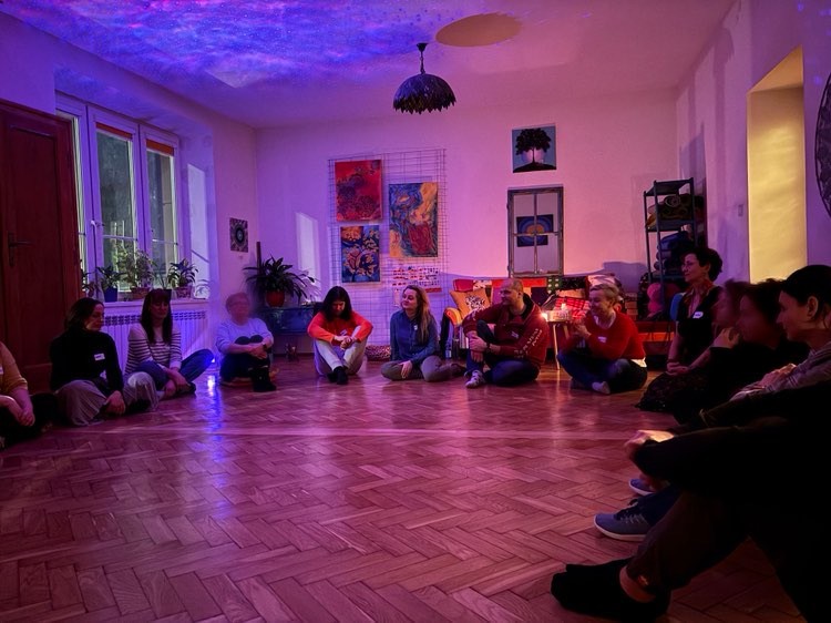 spotkanie po Pierwszym kręgu w ceremonii wybaczania w kręgu, uczestnicy siedzą w kręgu